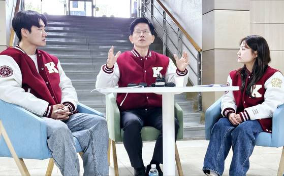 김문수 국민의힘 대선 경선 후보가 20일 대구 북구 산격동 경북대에서 대학생들과 청년토크쇼를 하고 있다. 뉴스1