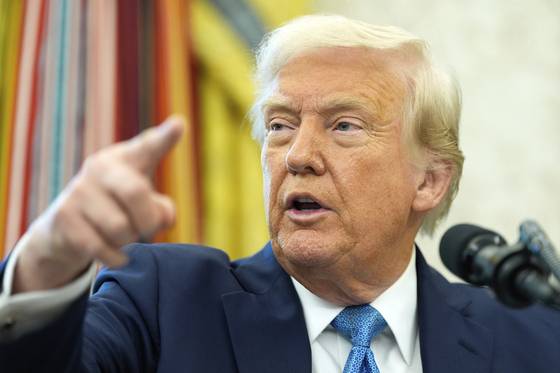 도널드 트럼프 미국 대통령이 22일(현지시간) 워싱턴 DC 백악관 집무실에서 열린 폴 앳킨스 증권거래위원회 위원장 취임 선서식에 참석해 취재진과 대화하고 있다. AP=연합뉴스