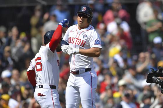 지난 22일 시카고 화이트삭스전에서 '그린 몬스터'를 넘기는 홈런을 친 뒤 기뻐하는 레프스나이더. AP=연합뉴스