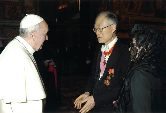 한홍순 전 주교황청 한국 대사가 교황청에서 열린 프란치스코 교황의 외교사절단과의 만남에서 교황과 함께 대화를 나누고 있다. 사진 한홍순 전 대사