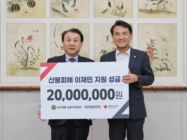 ▲ 조창진 부의장과 김진태 도지사가 기념촬영을 하고 있다.