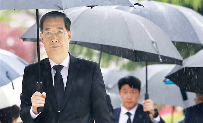 교황 조문 간 한덕수 한덕수 대통령 권한대행이 22일 프란치스코 교황 조문을 마친 뒤 서울 중구 명동성당을 나서고 있다. 김범준 기자