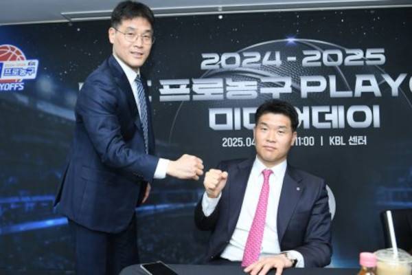 조동현(왼쪽) 울산 현대모비스 감독과 조상현 창원 LG 감독이 지난 10일 서울 강남구 KBL센터에서 열린 2024-2025 프로농구 플레이오프 미디어데이 행사에서 주먹을 쥔 채 기념 촬영을 하고 있다. KBL 제공