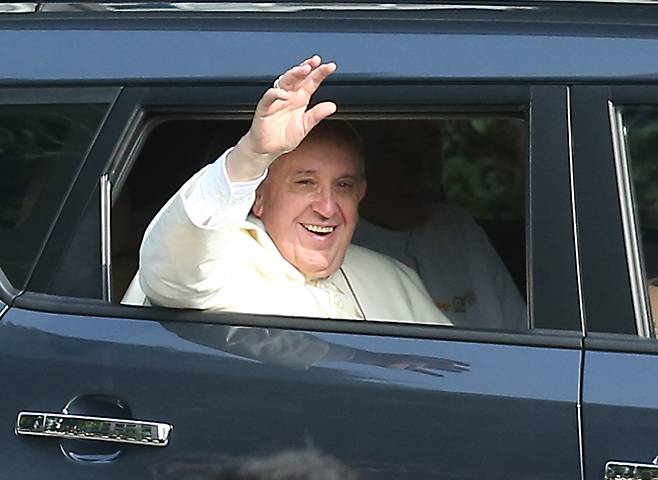 즉위 이듬해인 2014년 8월 14일부터 18일까지 4박 5일 일정으로 한국을 찾았던 프란치스코 교황. 당시 국빈용 고급 의전차량 대신 기아의 ‘쏘울’ 차량을 이용했다. 연합뉴스