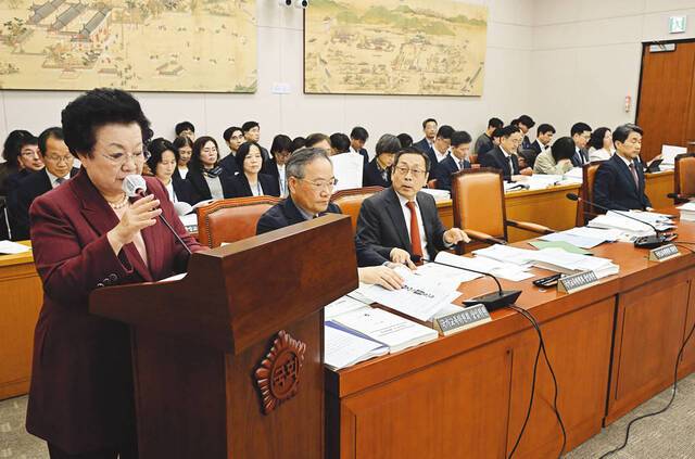 이배용(맨 왼쪽) 국가교육위원회 위원장이 지난해 10월 8일 국회 교육위원회 국정감사에서 업무 보고를 하고 있다. 국교위는 정권 변화에 따라 오락가락하지 않는 교육 정책을 만들기 위해 출범했지만 이미 존재감을 잃었다는 평가를 받는다. 이병주 기자