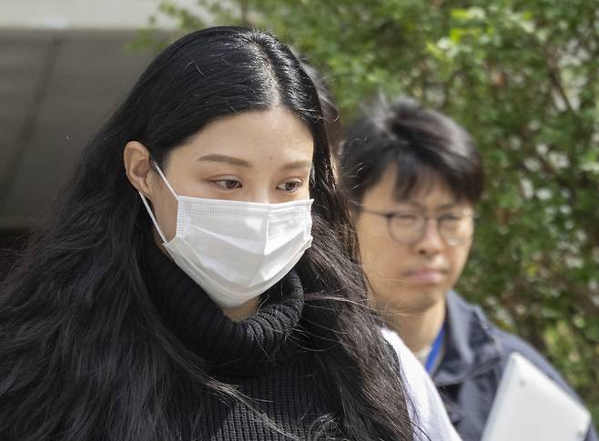 조국혁신당 조국 전 대표의 딸 조민 씨가 23일 서울 서초구 서울중앙지법에서 열린 항소심 선고 공판을 마친 뒤 법원 청사를 떠나고 있다. 연합뉴스