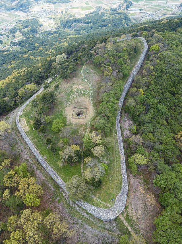 성문과 건물·연못 터가 남아 있는 대국산성.