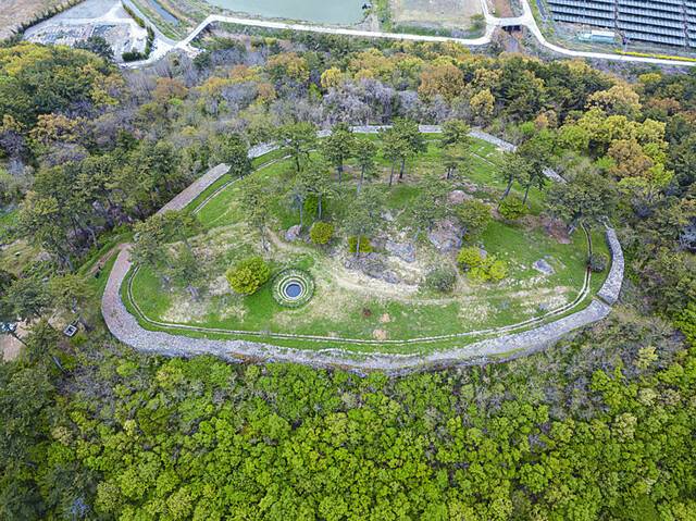 둘레 286m 성안에 계단식 원형 우물터를 갖춘 임진성.