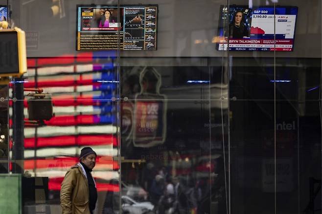 뉴욕의 나스닥 마켓사이트 화면에 지난 10일(현지시각) S&P 500 가격이 표시돼 있다. 중국은 11일 미국으로부터의 수입품에 대한 관세를 12일부터 84%에서 125%로 올린다고 대응 조치를 발표했다./AP=뉴시스