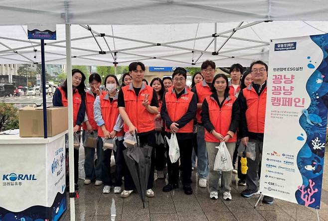 코레일유통이 22일 지구의 날 맞아 담배꽁초 수거 캠페인과 스토리웨이플러스 앱 이벤트를 통해 환경보호를 실천했다. /사진=코레일유통