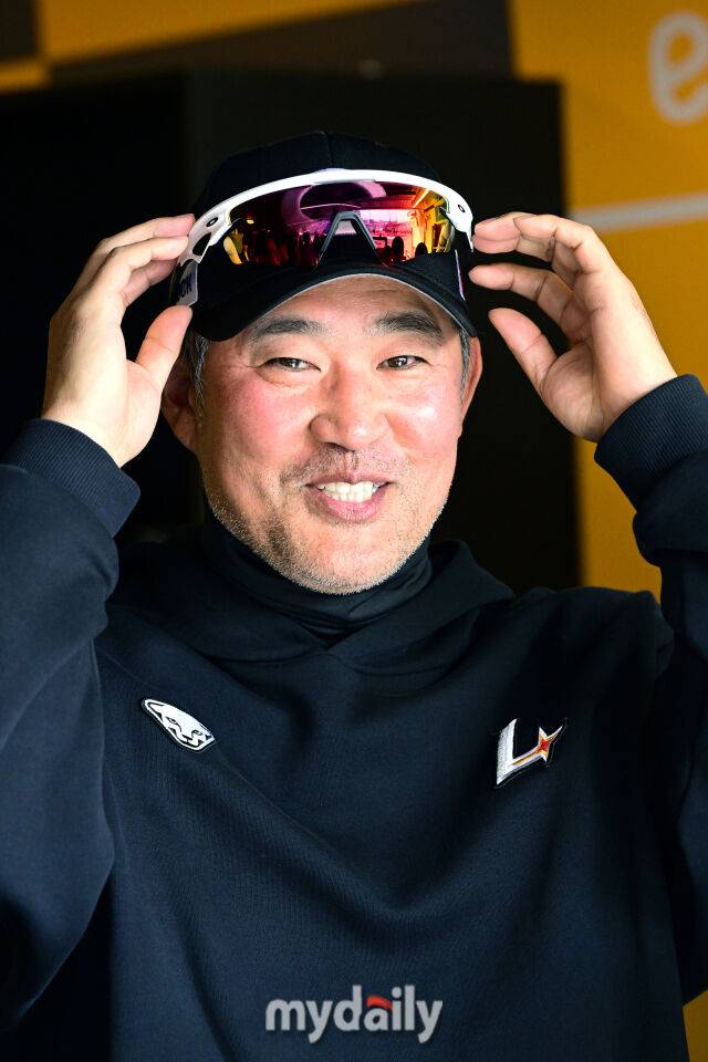 SSG 이숭용 감독이 23일 인천 SSG랜더스필드에서 진행되는 ‘2025 신한 SOL BANK KBO리그’ 두산-SSG의 경기 전 취재진들의 질문에 답하고 있다./마이데일리