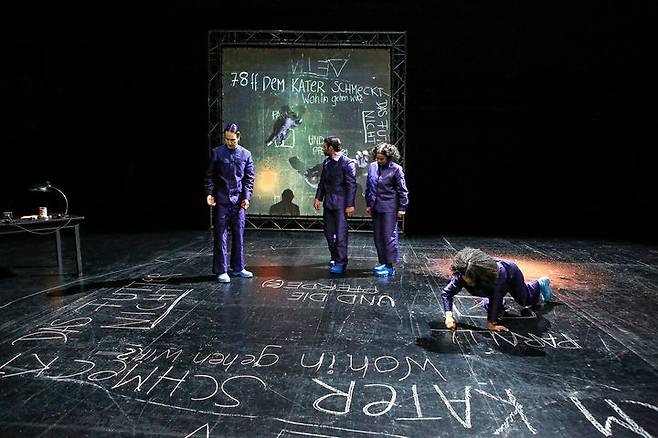 성균관대 이경성 교수가 독일 공립극장 시즌 연출자로 초청됐다. 사진은 '세계를 이해하기 위한 77가지 시도' 공연 모습. (사진=성균관대 제공) *재판매 및 DB 금지