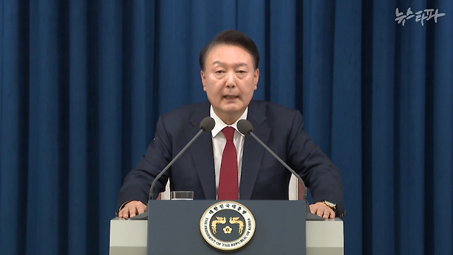 2024년 12월 3일 밤 비상계엄을 선포하고 있는 당시 대통령 윤석열의 모습.