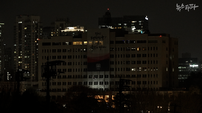 2024년 12월 3일 비상계엄 선포 전 대통령실에 모인 국무위원들의 '5분 회의'는 국무회의라 부를 수 없는 수준이었다. 안건 설명이나 토의 절차가 전혀 없었다. 윤석열이 애초에 국무회의 없이 계엄을 선포하려 했던 것 아니냐는 지적이 나온다.