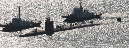 부산 입항하는 미 핵 추진 잠수함 부산 입항하는 미 핵 추진 잠수함 (부산=연합뉴스) 강선배 기자 = 미국 해군 로스앤젤레스급 핵 추진 잠수함 '알렉산드리아함'(SSN-757·6900t급)이 10일 오전 부산 남구 해군작전사령부 부산작전기지에 입항하고 있다. 국내에 처음 입항하는 이 잠수함은 길이 110m, 폭 10m, 승조원 140여 명 규모이다. 2025.2.10 sbkang@yna.co.kr (끝) <저작권자(c) 연합뉴스, 무단 전재-재배포, AI 학습 및 활용 금지>