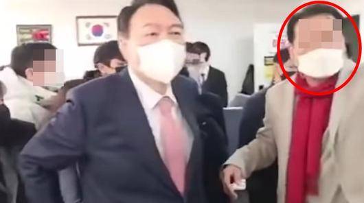 ▲지난달 1일 윤석열 국민의힘 대선 후보가 네트워크본부 방문 당시 건진법사 전 씨(붉은 원)는 사람들과 사진촬영 등을 직접 안내하기도 했다. 윤 후보와 전 씨. /유튜브 갈무리ⓒ