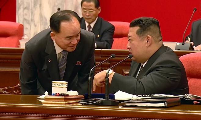 북한 조선노동장 중앙위원회 전원회의에서 김정은 북한 국무위원장(오른쪽)이 조용원 노동당 조직비서와 대화하고 있다. 뉴시스, 조선중앙TV 캡처