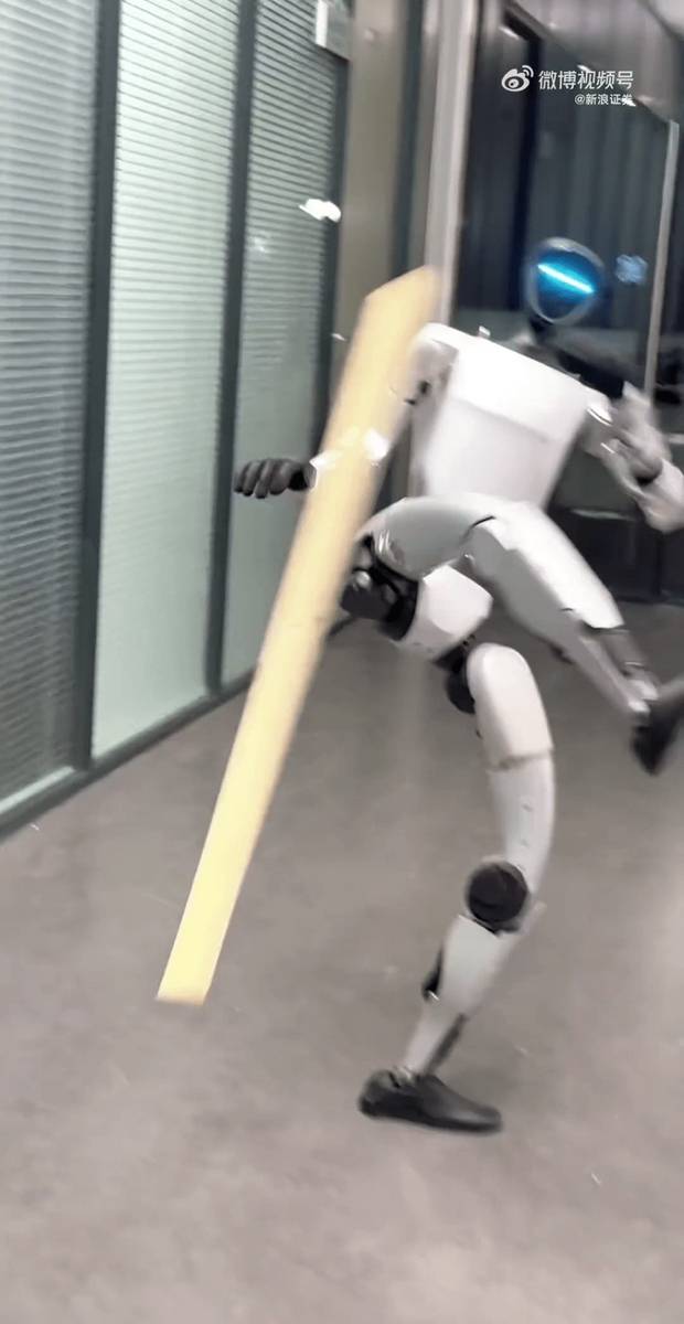 중국 유니트리의 휴머노이드 G1은 전설적인 배우 이소룡(리샤오룽)처럼 720도 회전 돌려차기를 선보이고 있다. 연합뉴스