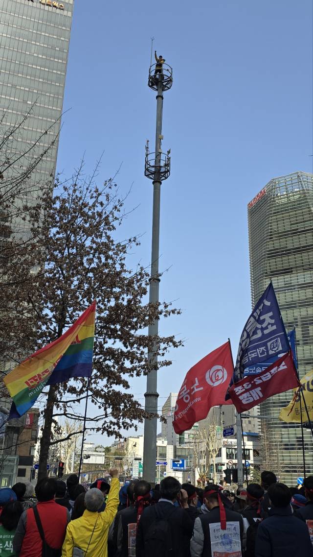 전국금속노동조합이 지난달 15일 서울 한화 본사 앞에서 조선업 하청노조 노조원의 고공농성과 관련한 기자회견을 열었다. 사진제공=금속노조