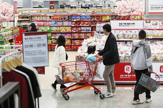 임광현 더불어민주당 의원이 한국은행에서 제출받은 자료에 따르면, 지난해 내수의 경제 성장 기여도는 0.1%p로 집계됐다. 사진은 서울의 한 대형마트에서 시민들이 장을 보는 모습 ⓒ연합뉴스 