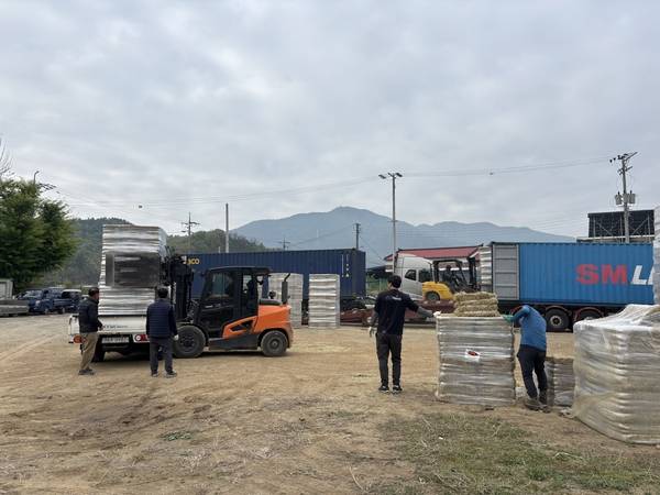 지난 21일부터 경산시가 689호의 축산농가에 건초를 공급하고 있다. ⓒ경산시