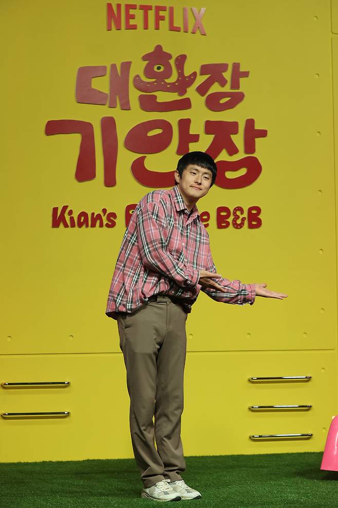 방송인 기안84가 지난 15일 서울 종로구 JW메리어트동대문스퀘어서울에서 열린 넷플릭스 예능 ‘대환장 기안장’제작발표회에서 포즈를 취하고 있다. 사진 연합뉴스