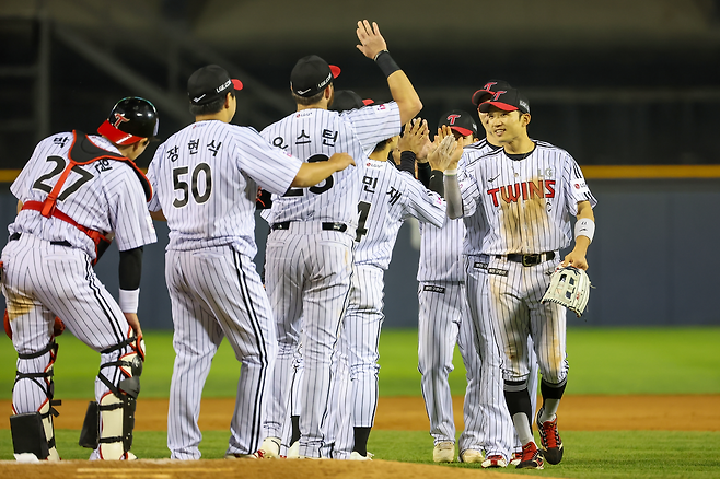 LG 선수들이 23일 잠실 NC전 승리 후 하이파이브 하고 있다. LG 트윈스 제공