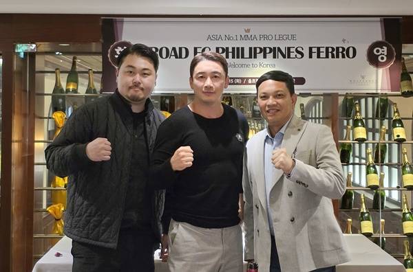서덕호 대표-정문홍 회장-필리핀 법인 알버트 페로 대표 / 사진=로드FC 제공