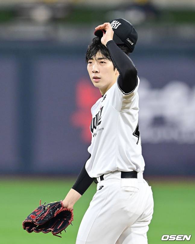 오원석이 경기를 앞두고 원정 더그아웃 쪽으로 모자를 벗어 인사를 하고 있다.