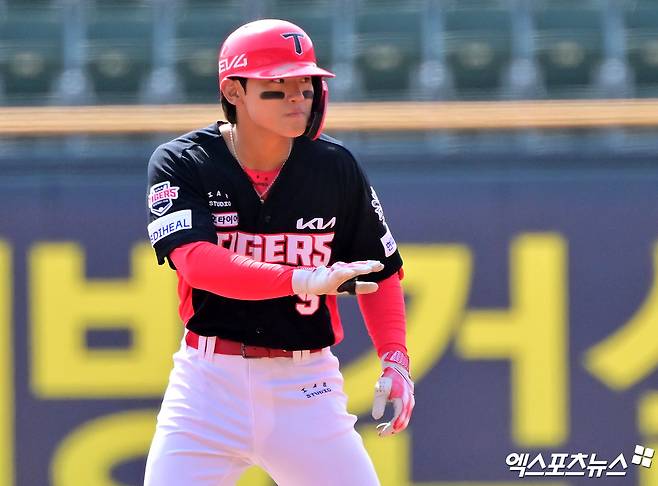 KIA 타이거즈 내야수 김도영이 올해 시범경기에서 안타를 친 뒤 세리머니하고 있다. 엑스포츠뉴스 DB