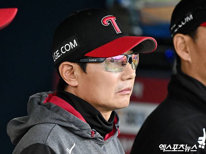 염경엽 LG 감독은 23일 잠실구장에서 열릴 '2025 신한 SOL Bank KBO 리그' NC와 주중 3연전 두 번째 경기를 앞두고 지난 경기를 돌아봤다. 이영빈 타석에서 대타를 활용하지 않은 이유를 설명했다. 엑스포츠뉴스 DB
