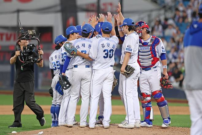 삼성 라이온즈 선수들이 정규시즌 경기에서 승리한 뒤 세리머니하고 있다. 삼성 라이온즈