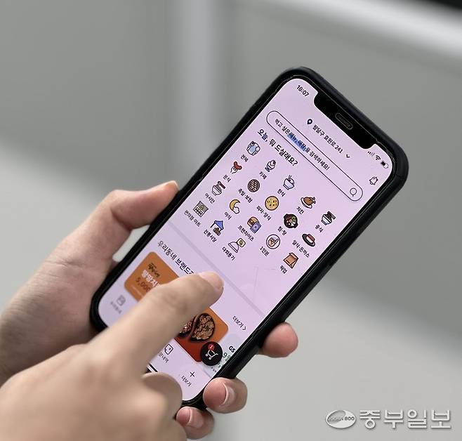 스마트폰으로 배달특급을 시연하는 모습. 중부포토DB