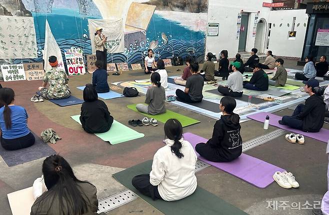 제2공항 건설을 반대하는 이색적인 시민운동회가 24일 오후 제주시청 벽화 앞에서 열렸다. ⓒ제주의소리