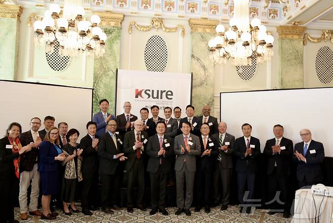 22일(현지시간) 열린 한국무역보험공사 워싱턴DC 지사 개소식 참석자들이 기념촬영을 하고 있다.(워싱턴 특파원단 제공) ⓒ News1 류정민 특파원