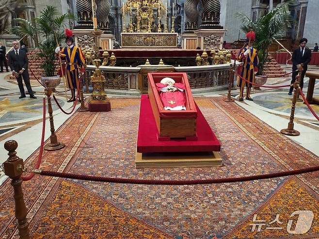 성베드로 성당에 안치된 프란치스코 교황 시신 ⓒ News1 김지완 기자