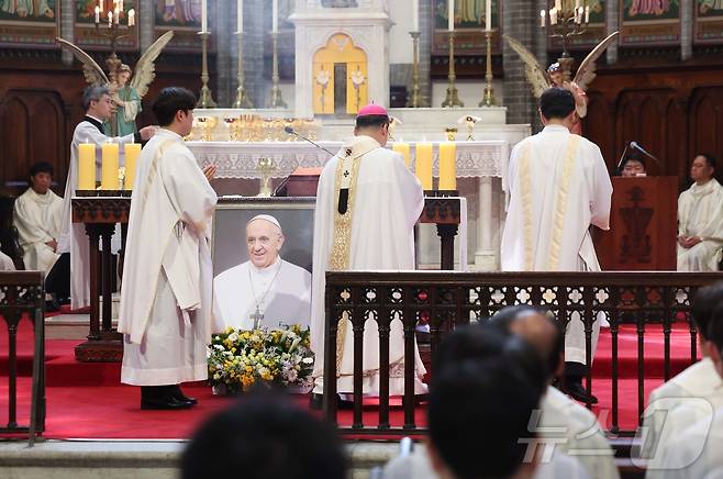 천주교 서울대교구장 정순택 대주교가 24일 오전 서울 중구 명동대성당에서 프란치스코 교황 추모 미사를 집전하고 있다. 2025.4.24/뉴스1 ⓒ News1 사진공동취재단