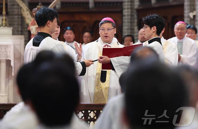 천주교 서울대교구장 정순택 대주교가 24일 오전 서울 중구 명동대성당에서 프란치스코 교황 추모 미사를 집전하고 있다. 2025.4.24/뉴스1 ⓒ News1 사진공동취재단