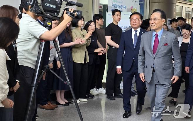 4일 천안시청 앞에서 박상돈 전 시장이 배웅 나온 시청 직원들과 인사를 나누고 있다. 박 전 시장은 이날 선거법 위반으로 당선이 무효가 되면서 직을 상실했다. /뉴스1ⓒNews1 이시우 기자