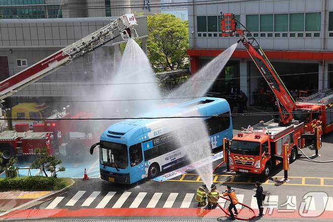 24일 부산항만소방서에서 전기버스 화재 대응 합동 훈련이 진행되고 있다.(부산시버스운송사업조합 제공, 재판매 및 DB 금지)