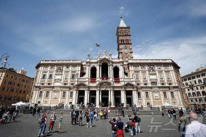이탈리아 로마에 있는 가톨릭 대성당 산타 마리아 마조레 대성당의 전경이다. 21일(현지시간) 선종한 프란치스코 교황은 바티칸 성베드로 대성당이 아닌 바티칸 바깥에 있는 산타 마리아 마조레 대성당의 지하 무덤에 묻어 달라는 유언을 남겼다. ⓒ 로이터=뉴스1 ⓒ News1 최종일 선임기자