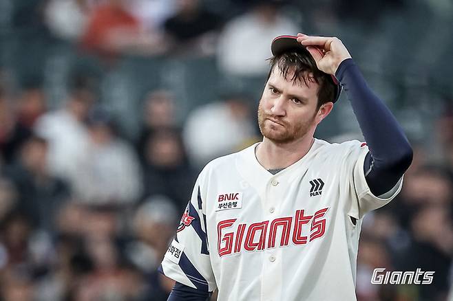 롯데 반즈가 23일 사직구장에서 열린 2025 KBO리그 한화전에 선발 등판해 5회를 마친 후 더그아웃으로 들어가고 있다. 사진 | 롯데 자이언츠