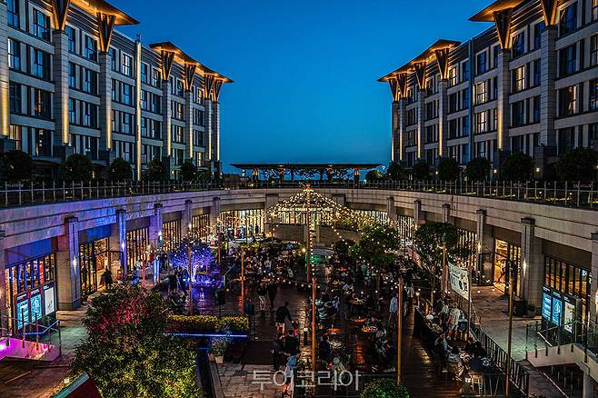 제주신화월드 야외테라스/사진-제주신화월드