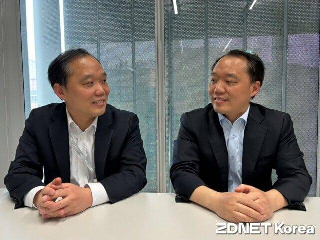 윤시중(왼쪽),윤사중 프리딕티브AI 공동창업자가 16일 경기 성남시 네이버 사옥에서 지디넷코리아와 인터뷰하며 서로를 보고 웃고 있다.(사진=유혜진 기자)