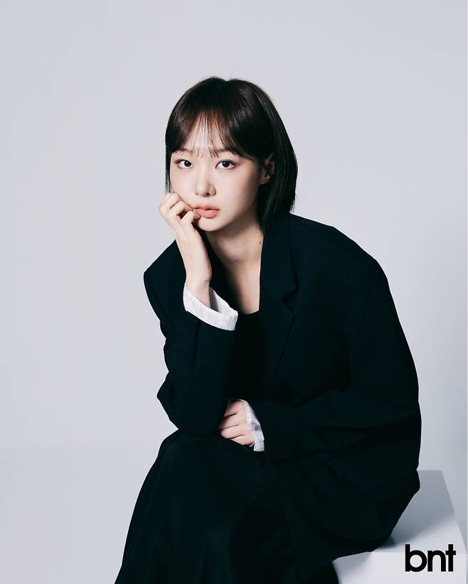 톱과 스커트는 하우스072C 제품.