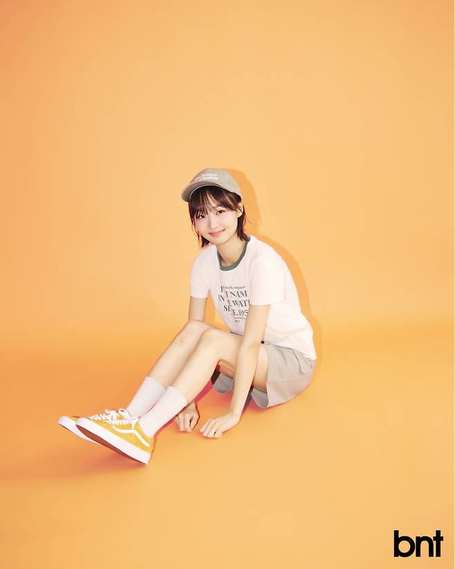 볼캡과 티셔츠, 바지는 O'NEILL 제품.