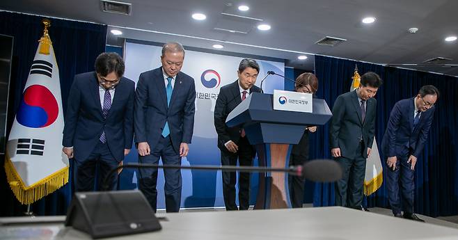 4월 17일 정부서울청사에서 이주호 부총리 겸 교육부 장관(왼쪽에서 3번째) 등이 내년도 의대 모집 인원 증원 철회를 확정하는 브리핑을 열고 고개 숙여 인사하고 있다. /장련성 기자