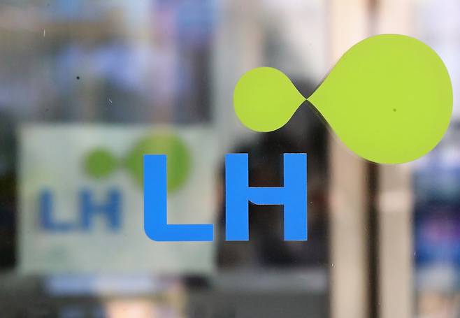 24일 한국토지주택공사(LH)는 자사가 운영하는 임대·분양 청약사이트 ‘청약 플러스’에서 전날 고객 정보가 대거 유출됐다고 밝혔다. 사진은 경남 진주시 충무공동 한국토지주택공사(LH) 본사 정문에 붙어있는 LH 스티커/조선일보DB