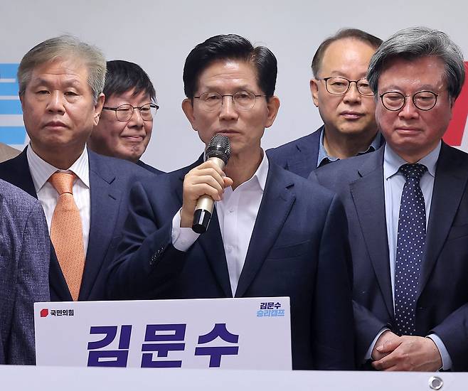 국민의힘 김문수 대선 경선 후보가 24일 서울 여의도 대하빌딩 캠프 사무실에서 열린 국가혁신위원회 출범식에서 발언하고 있다. /연합뉴스