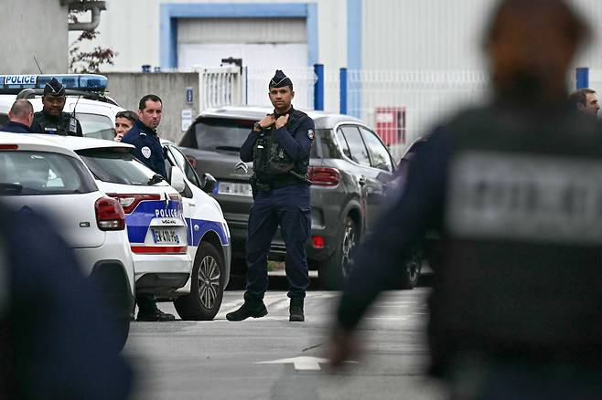 24일(현지시각) 흉기 공격이 발생한 프랑스 서부 낭트의 한 사립 고등학교에 경찰들이 출동해 있다./AFP연합뉴스